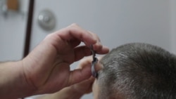 Aşgabadyň polisiýasy saklanan raýatlary sakgally we sakgalsyz surata düşürýär