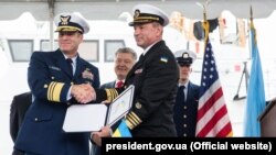 Віце-адмірал Берегової охорони США Майкл Макалістер (ліворуч), командувач ВМС ЗСУ Ігор Воронченко (праворуч) і президент України Петро Порошекно під час урочистої церемонії передачі Військово-морським силам України двох патрульних катерів класу «Айленд». Балтимор, 27 вересня 2018 року