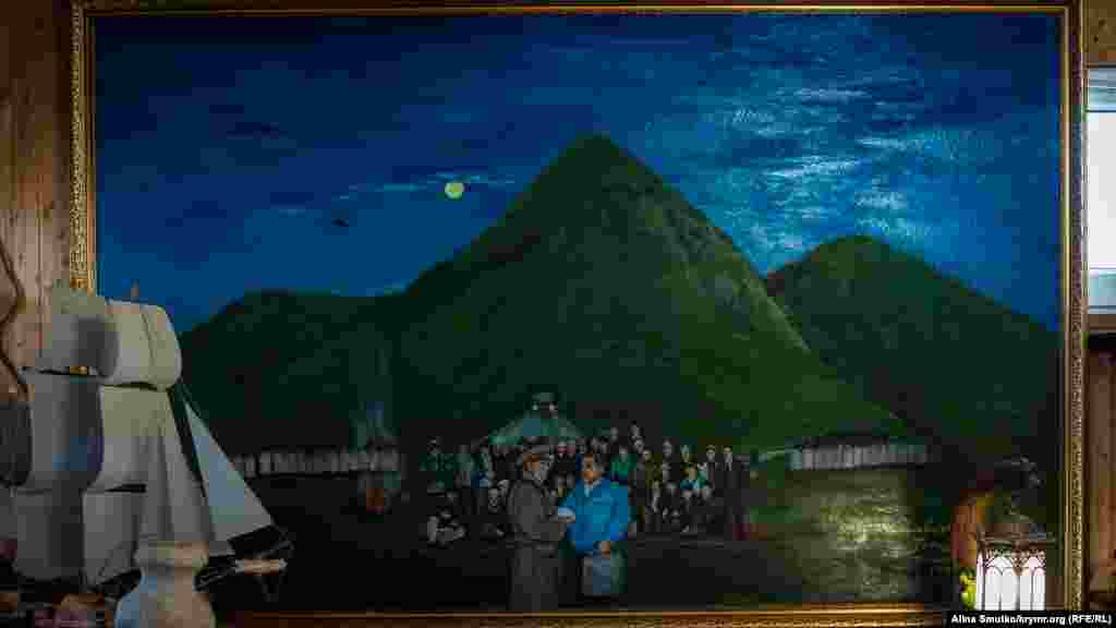 Картина в музее, которая рассказывает о реальных событиях &laquo;самозахвата земли&raquo; крымскими татарами в 90-х годах в Судаке. На переднем плане&nbsp;&ndash; молодой Аметов с канистрой бензина, из которой он вскоре обольет себя в знак протеста против действий силовиков, приехавших арестовать &laquo;самозахватчиков&raquo;