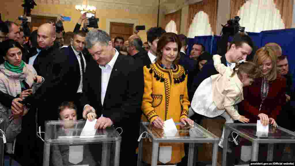 Обидва учасники другого туру виборів Володимир Зеленський і Петро Порошенко відвідали виборчі дільниці. На фото &ndash; Петро і Марина Порошенко із дітьми й онуками проголосували у київському Будинку офіцерів близько 12-ї години