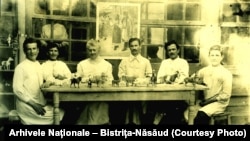 Primul atelier românesc de jucării „Păpușa”, București, 1909-1910.