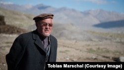 Ооган кыргыздарынын кызыкчылыгын коргогон Турдакун ажы Сары Мукурда. Тобиас Маршаллдын сүрөтү, 2015-жыл.