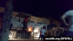 Ночью дороги рядом с мечетью в Самарканде решили заасфальтировать.