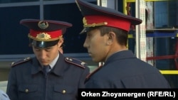Казак полициясынын кызматкерлери.