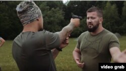 Un „neo-partizan” studiind „termodinamica supraviețuirii” într-o tabără „sportiv-educativă” a Asociației Gogu Puiu și Haiducii Dobrogei