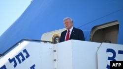 Președintele SUA, Donald Trump, coboară din avionul prezidențial pe aeroportul Ben Gurion din Tel Aviv. 13 octombrie, 2025.