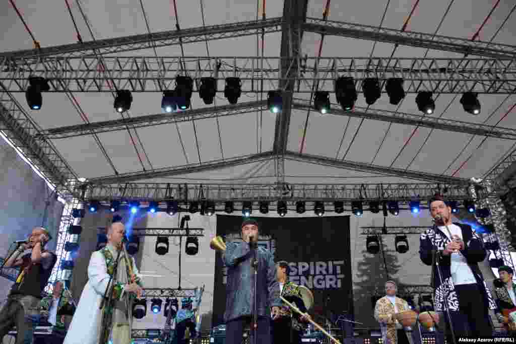 Фестивальді көмеймен ән айту шеберлері ашты. Сахнада Радик Тұлыш (Тыва), Александр Архинчеев (Бурятия), Ринат Рамазанов (Башқұртстан) мен өзбекстандық "Аббос" тобы өнер көрсетіп тұр.