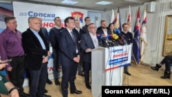 V.d. predsjednika SDS-a Jovica Radulović (za govornicom) na konferenciji za medije s Brankom Blanušom u Banjaluci, 23. 11. 2025.