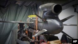 Muncitorii inspectează rachetele Flamingo într-o fabrică secretă Fire Point din Ucraina, joi, 14 august 2025.