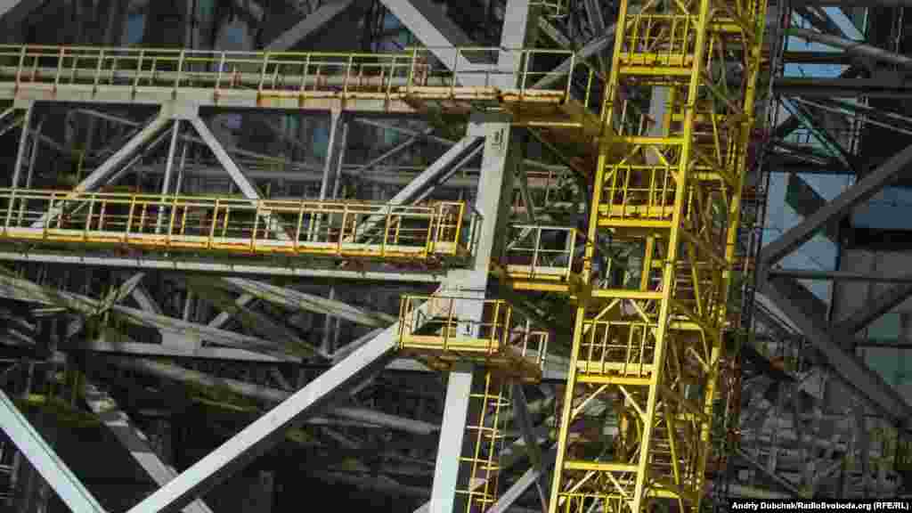 Крупний план однієї з конструкцій &laquo;піонерної&raquo; стіни з попереднього фото, ілюструє масштаб і розмір всієї споруди. (1986 року &laquo;піонерна&raquo; стіна використовувалася як майданчик під монтажний кран Demag, що виконував монтаж південних металоконструкцій початкового об'єкту &laquo;Укриття&raquo;)