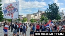 Gjatë protestës në Beograd më 28 qershor u pa një flamur me hartën e Kosovës në ngjyrat e flamurit të Serbisë me mbishkrimin “Nuk ka dorëzim”.