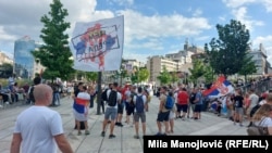 Një flamur me një hartë të Kosovës, në ngjyrat e flamurit serb, ku shkruhej "Jo dorëzim", në një protestë në Beograd më 28 qershor.