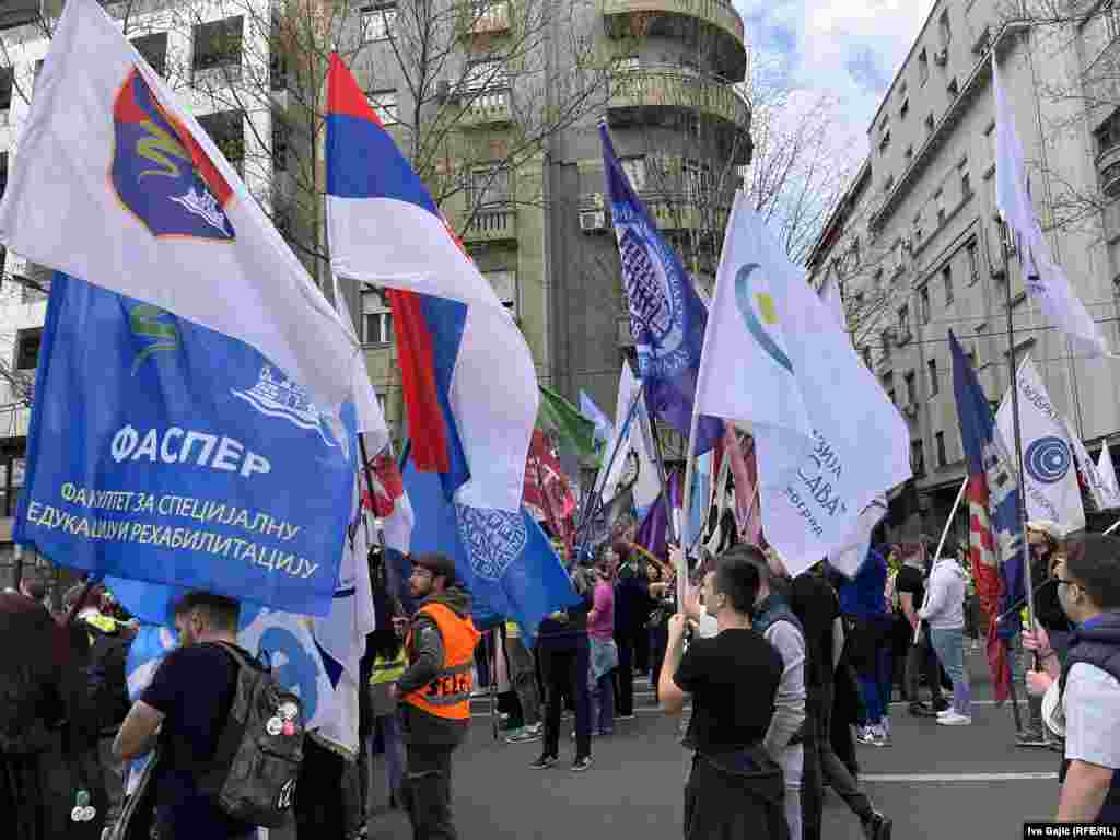 Na protestu su studenti nosili zastave Srbije i fakulteta koje pohađaju.