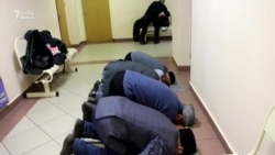 ТИҮ активистлары мәхкәмә бинасында намаз укыды