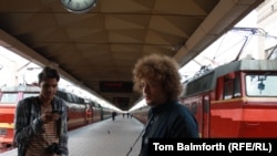 Photo blogger Ilya Varlamov (right) on the platform of Moscow's Leningradsky train station in October 2011