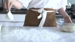 Українська кухня в Каліфорнії: емігрантка з України вчить американців ліпити вареники – відео