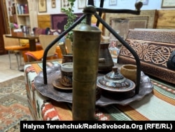 Дегирмен (высокая кофемолка) на переднем плане