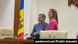 Președinta Parlamentului European, Roberta Metsola, în plenul Parlamentului de la Chișinău, împreună cu spicherul Igor Grosu, pe 7 noiembrie 2025. Majoritatea PAS afirmă că obiectivul acestei legislaturi este integrarea în UE a R. Moldova.