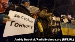 За словами організаторів, протестувальники в Гонконгу надихаються українським Євромайданом, тож пікет влаштували у День гідності і свободи, щоб висловити солідарність із ними