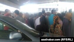 Очередь у банкомата, Мары, октябрь 2019  