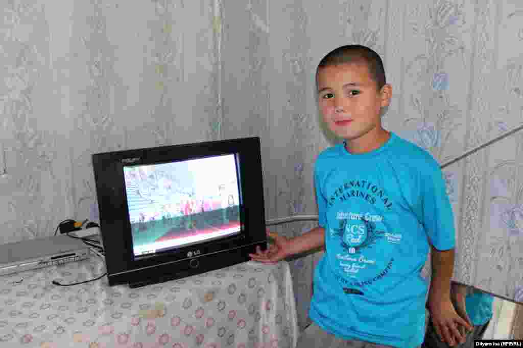 "Мы даже хлеба в достаточном количестве купить не можем", - говорит глава семейства.