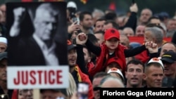 Fotografi ilustruese. Një protestues mban fotografinë e ish-presidentit të Kosovës, Hashim Thaçi, gjatë një proteste në Tiranë, Shqipëri, në mbështetje të ish-eprorëve të UÇK-së, të cilët po gjykohen në Hagë, 17 tetor 2025.