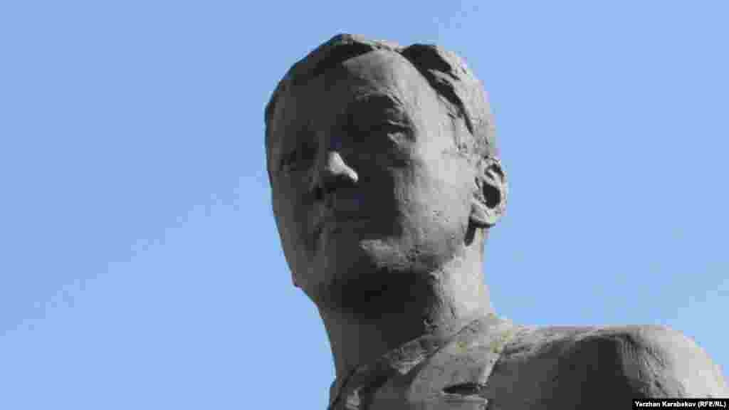 "Қазақ елі" кешеніндегі жас қазақ зиялысының мүсіні. &nbsp;Астана, 4 маусым 2015 жыл.