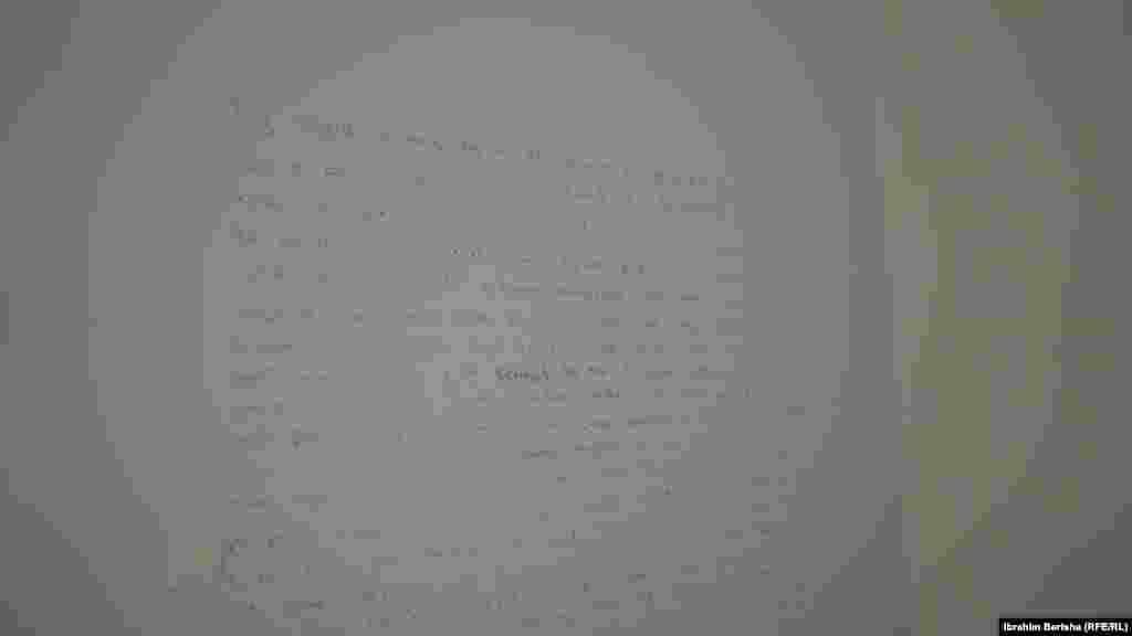 Rrëfimi i një të mbijetuare të dhunës seksuale gjatë luftës së fundit në Kosovë shfaqet në murin e muzeut "Moment", në Prishtinë.