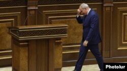 Armenia - Prime Minister Nikol Pashinian prepares to answer questions in the Armenian parliament, Yerevan, October 1, 2025.