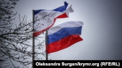 Кримський і російський прапори в Криму