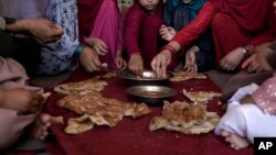 ارشیف: په افغانستان کې د یوې بېوزله کورنۍ دسترخوان