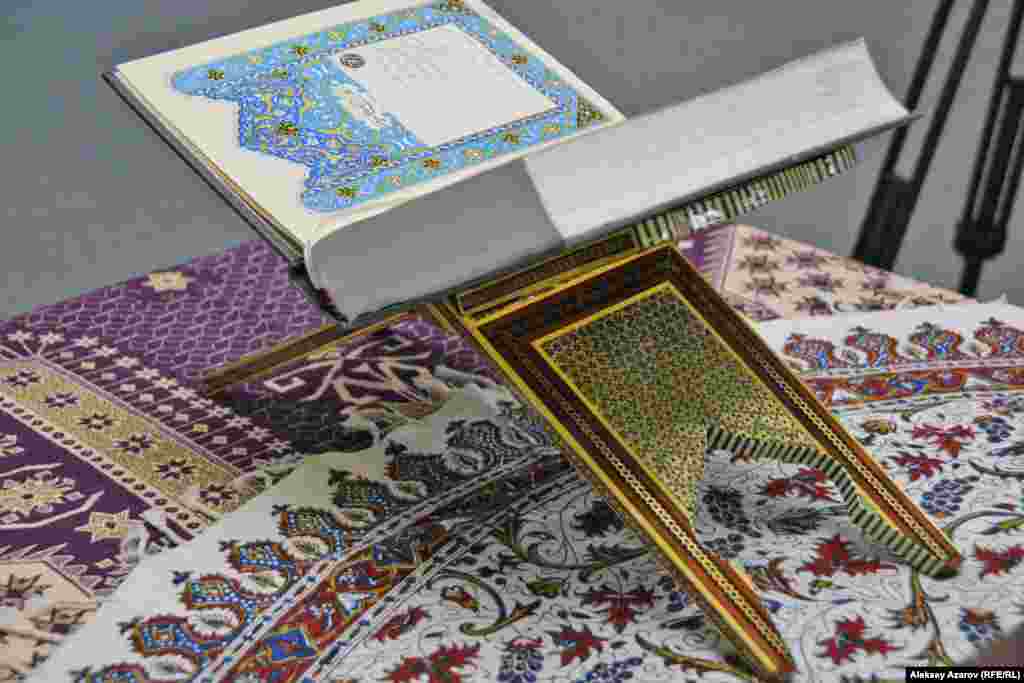 Құран қоюға арналған мына сүйемел ағаш та "Хатам" әдісімен ою-өрнекпен безендірілген