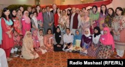 د امریکا قونصل د ځايي زده کونکیو سره یو انځور