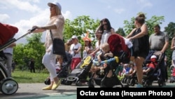 Prezența activă a părinților în viața copilului este o necesitate, nu doar la vârstele mici.