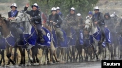 "Ар-намыс" партиясынын жактоочулары.