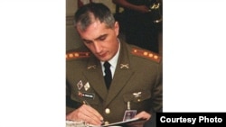 პოლკოვნიკი არჩილ ცინცაძე 1998-2008 წლებში აშშ-ში საქართველოს სამხედრო ატაშე იყო. 2014-2019 წლებში უკრაინის თავდაცვის მინისტრისა და პრემიერ-მინისტრის სამხედრო მრჩეველი