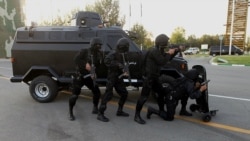 آمارهای نهادهایی مانند عفو بین‌الملل نشان می‌دهد دست‌کم ۳۰۴ نفر طی سه روز اعتراض‌های آبان ۹۸ به دست نیروهای امنیتی در خیابان‌ها کشته شده‌اند و نیرویی که از سوی حکومت در خیابان بوده عمدتاً یگان ویژه و لباس‌شخصی‌ها بوده‌اند.