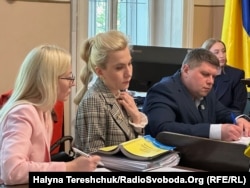 Ірина Сенюка, адвокат, правник (посередині)