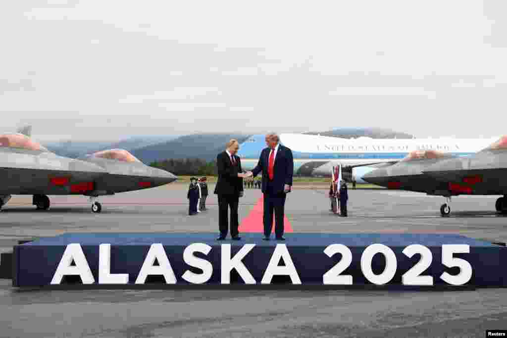 Президент США Дональд Трамп тисне руку президенту Росії Володимиру Путіну під час зустрічі для переговорів про припинення війни в Україні на базі «Елмендорф-Річардсон» в Анкориджі на Алясці, 15 серпня 2025 року