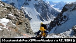 تصویر آرشیف: یک کوهنورد در حال بالا شدن به قله کوه   K2 پاکستان