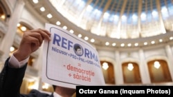 Imagine din momentul discursului premierului Bolojan