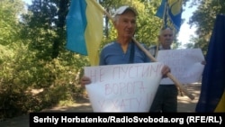 Тим часом, на блокпосту на в’їзді до селища Шуми зібрався пікет із близько десяти людей, які протестують проти спільної з бойовиками інспекції українських позицій