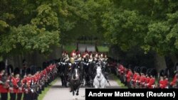 Поворка од кочии пристигнува во замокот Виндзор во Беркшир за време на церемонијалниот пречек на американскиот претседател Доналд Трамп, на првиот ден од неговата втора државна посета на Велика Британија