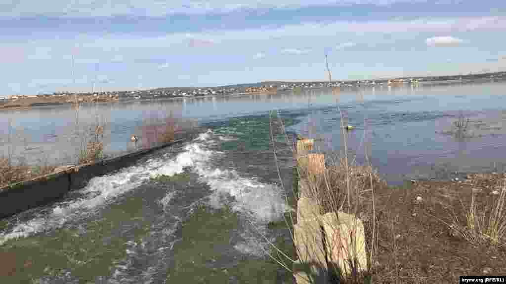 У січні російська влада Криму почала перекидання води з Білогірського водосховища в сусіднє &ndash; Тайганське. У Кримському управлінні водного господарства та меліорації пояснили, що це пов'язано з &laquo;надзвичайно рясними зимовими опадами&raquo;