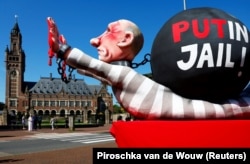 Інсталяція із зображенням російського лідера Володимира Путіна біля Міжнародного суду ООН у Гаазі, Нідерланди, 7 травня 2024 року