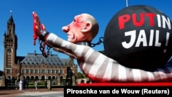 Інсталяція із зображенням очільника Росії Путіна біля Міжнародного суду ООН (МСО) у Гаазі, Нідерланди, 7 травня 2024 року
