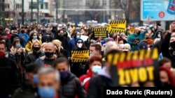 BiH direktnom nabavkom do sada nije uspjela da obezbijedi niti jednu dozu vakcine protiv COVID-19.(Protest kojim se apelira na vladu da nabavi vakcine protiv COVID-19, u Sarajevu, 6. aprila 2021. 