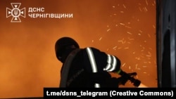 Рятувальники гасять пожежу, що виникла внаслідок російських ударів на Чернігівщині, архівне фото