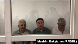 Жанат Казакбай, Нурлан Темиргалиев и Нурлан Жауылбаев (слева направо) на заседании 17 июля 2025 года