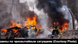 A Ukrainian firefighter battles a blaze following a deadly strike on the northeastern Ukrainian city of Sumy on April 13. 